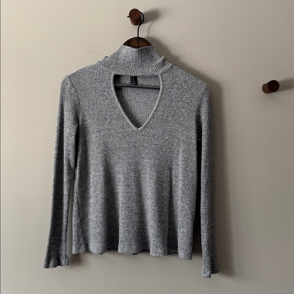FOREVER 21 KEYHOLE TURTLE NECK SWEATER GREY SIZE MEDIUM